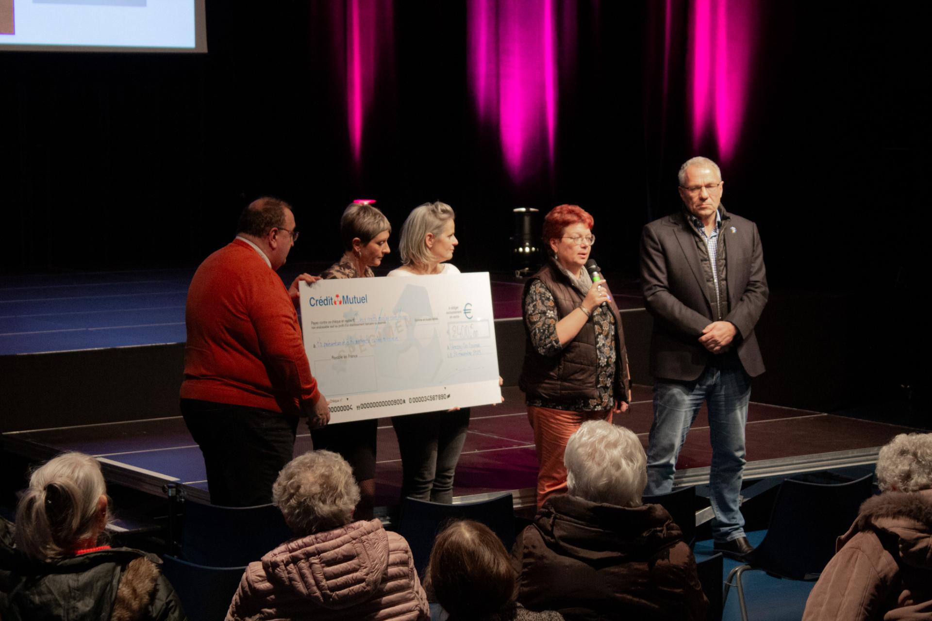 Remise du chèque d'un montant de 2.400,00€ par M. le Maire à La Ligue Contre le Cancerau Pantographe 